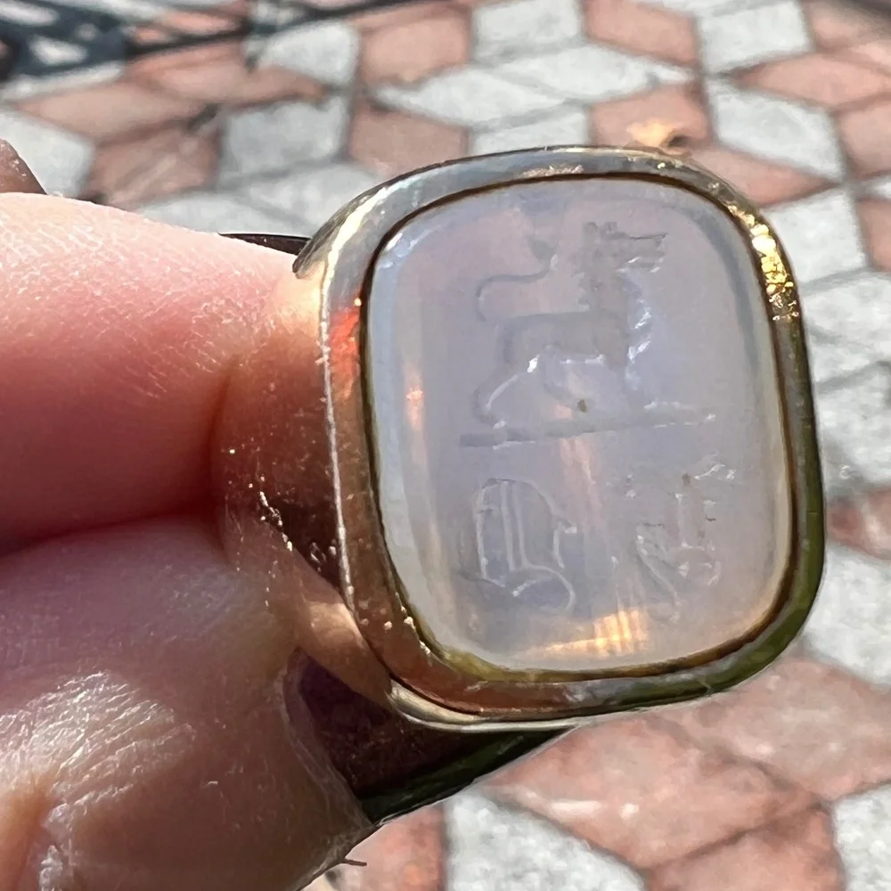 VINTAGE 9K GOLD WHITE CHALCEDONY LION INTAGLIO SIGNET RING BRITISH HALLMARKS